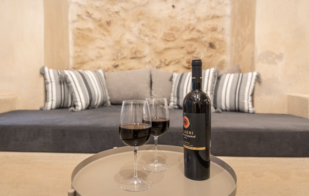 OIA CELLARS — фото 2