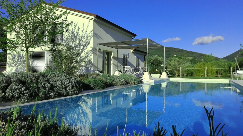 Hillside Villa With Swimming Pool and Jacuzzi of the Marche