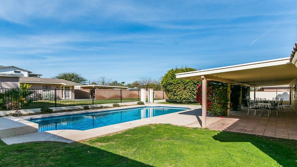 North Phoenix 6 Bedroom With Guest House & Pool!