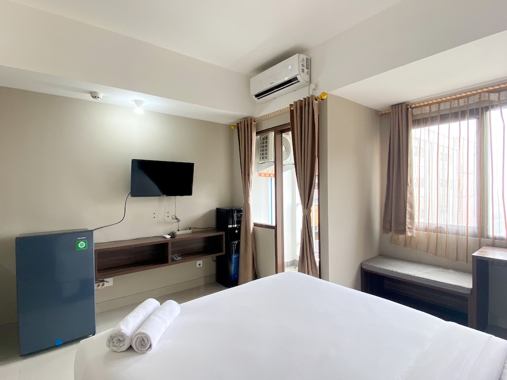 Well Furnished and Cozy Studio at LRT City Jatibening Apartment