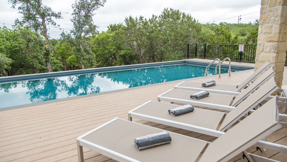 Spicewood Lodge W/pool, Hottub