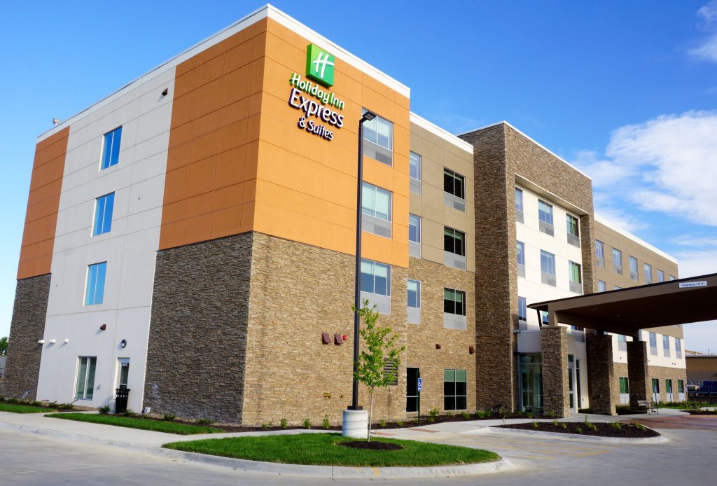 HOLIDAY INN EXPRESS & SUITES OMAHA - MILLARD AREA