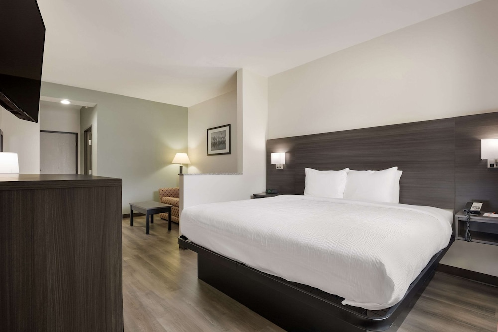 Quality Suites Tulsa I-44