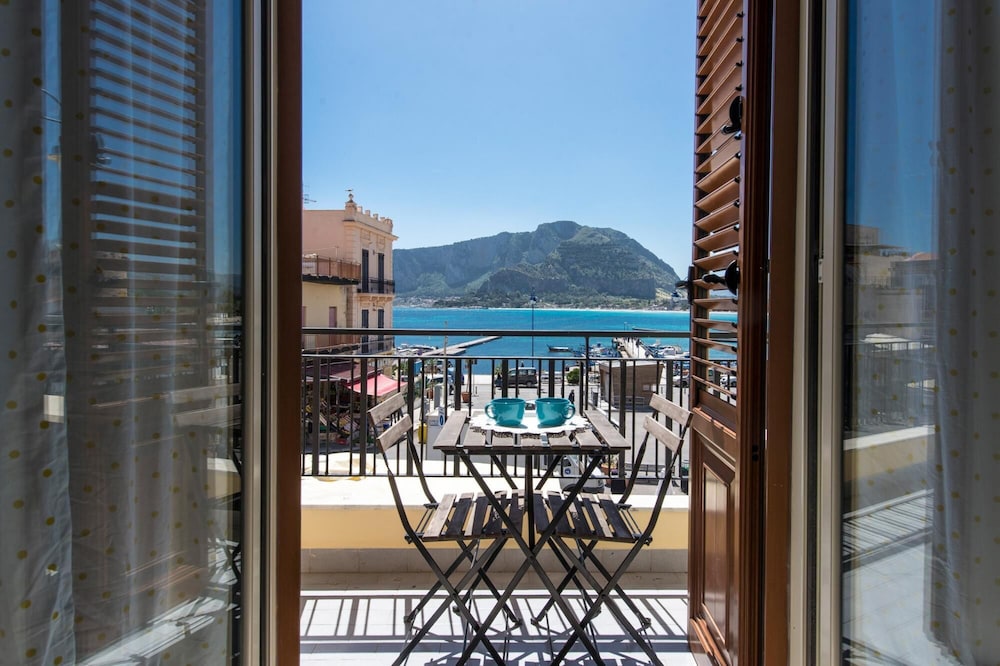 Casetta Vista Mare in Piazza a Mondello by Wonderful Italy