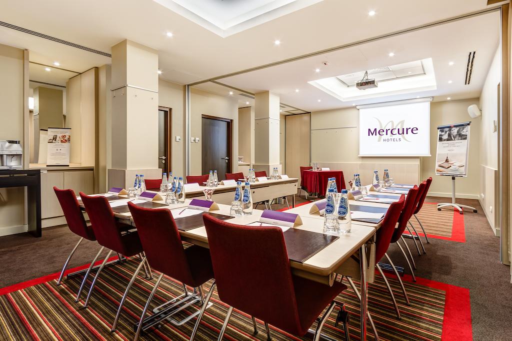 Отель меркури. Mercure Warszawa Grand. Вало Меркюр. Меркури отель конференция. Меркюр Тюмень бар.